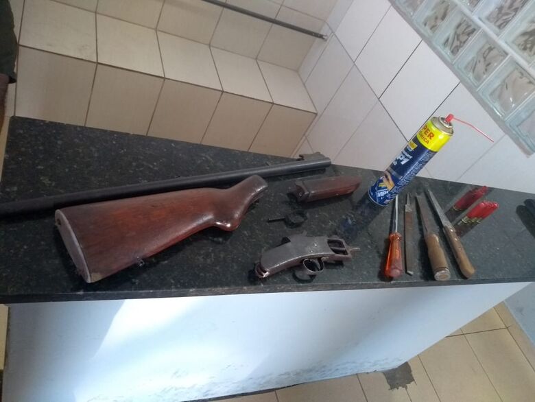 O armamento foi apreendido pelos PMs - Crédito: Divulgação