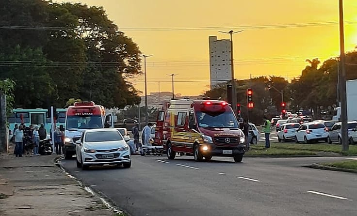 Casal fica ferido após acidente na região da rodoviária - Crédito: Maycon Maximino