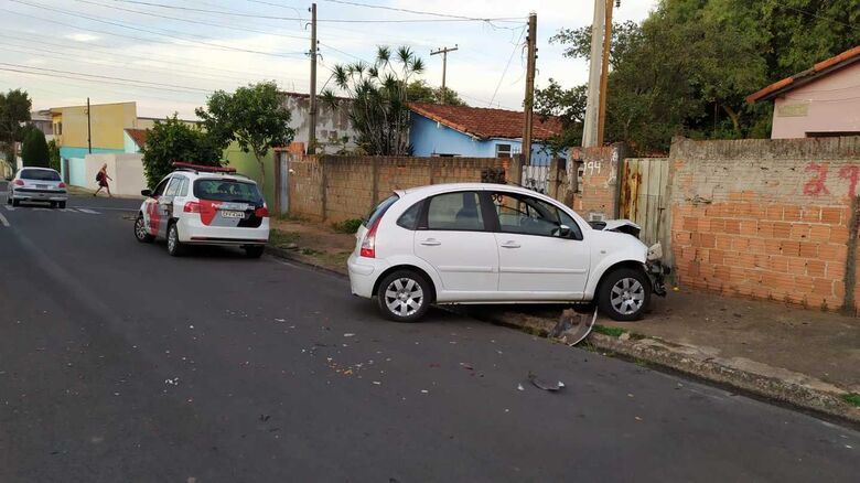 Ladrões se envolvem em acidente após serem perseguidos pelo dono da casa - Crédito: Maycon Maximino