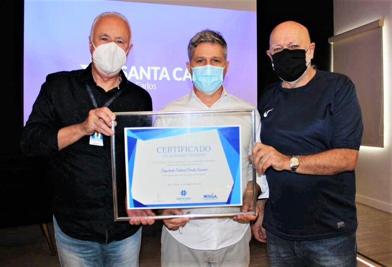 Provedor Antônio Morillas Júnior, entregou um Certificado de Agradecimento ao deputado Paulo Teixeira, na presença do ex-prefeito Oswaldo Barba - Crédito: Assessoria Santa Casa