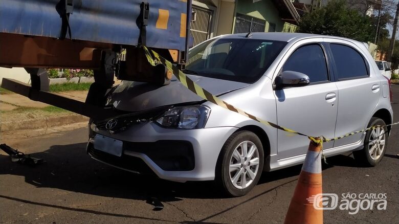 Motorista perde o controle e bate em caminhão estacionado no Parque Fher - Crédito: Maycon Maximino e Whatsapp SCA