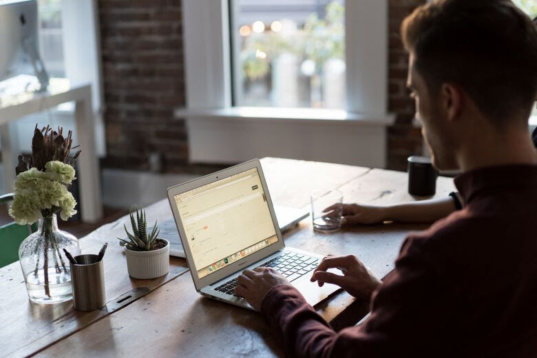 Home office: confira cuidados para evitar dores no corpo -