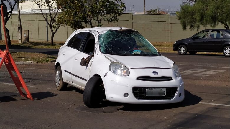 Carro teve vários danos materiais - Crédito: Maycon Maximino