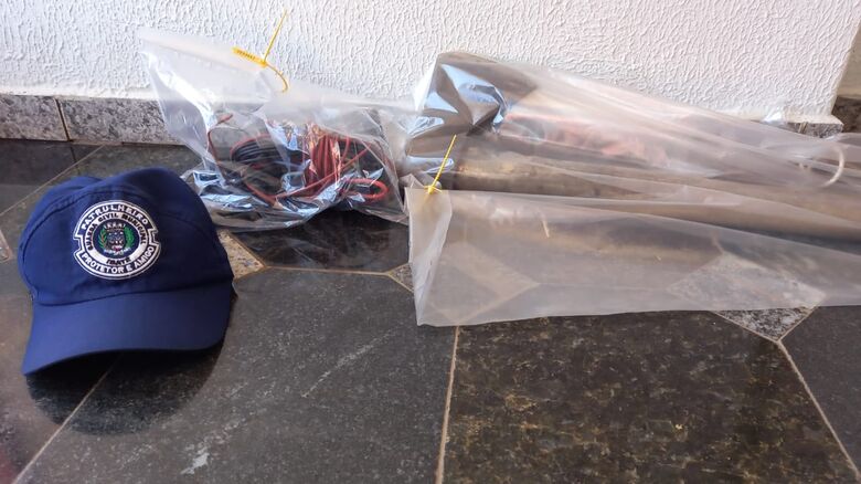 Os fios que já haviam sido furtados pelo ladrão - Crédito: Divulgação