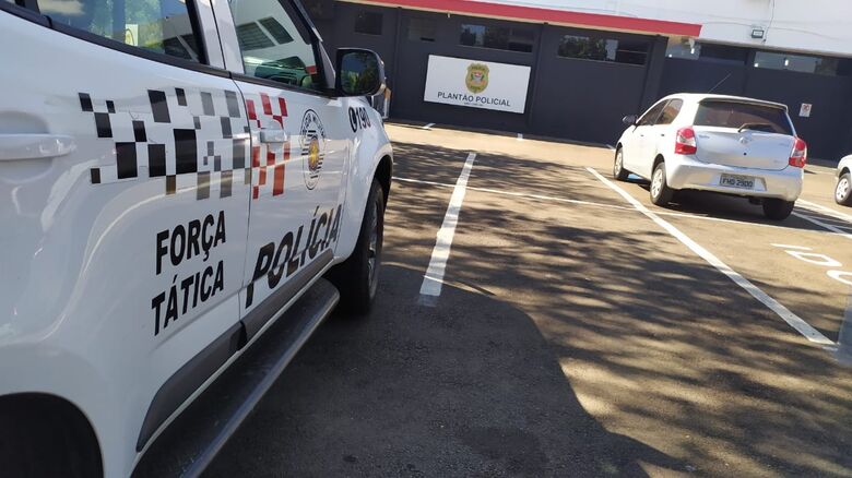 O carro roubado pelo casal foi recuperado pela Força Tática - Crédito: Maycon Maximino