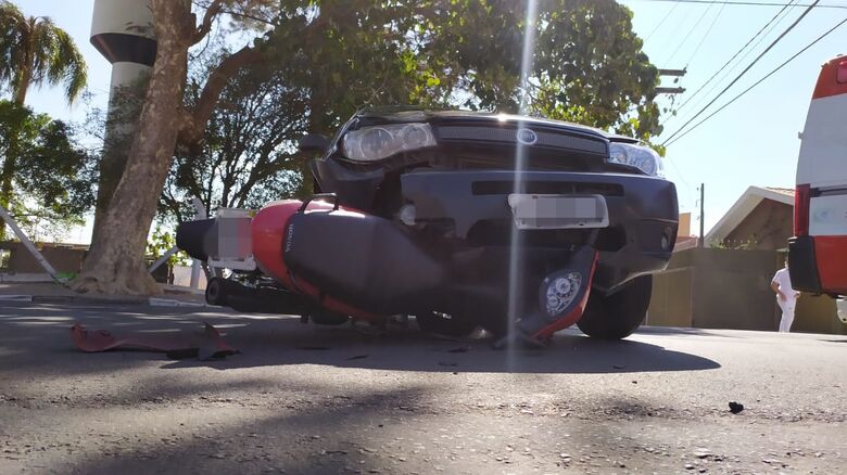 Moto foi parar embaixo do carro, após a colisão - Crédito: Maycon Maximino