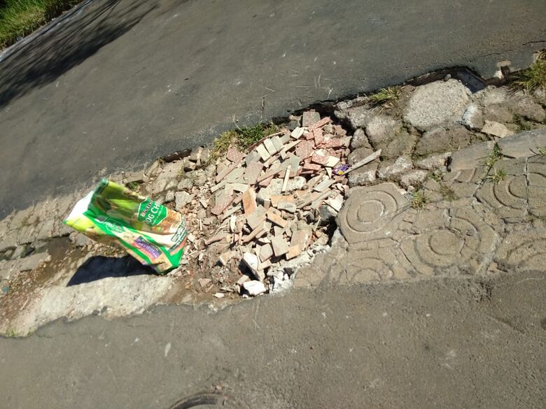 Buraco na rua incomoda moradores no Parque Delta - Crédito: Divulgação
