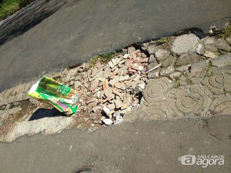 Buraco na rua incomoda moradores no Parque Delta - Crédito: Divulgação