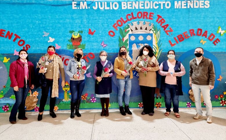 Direção de escola municipal mostra simpatia e reconhecimento aos seus mestres - Crédito: Divulgação