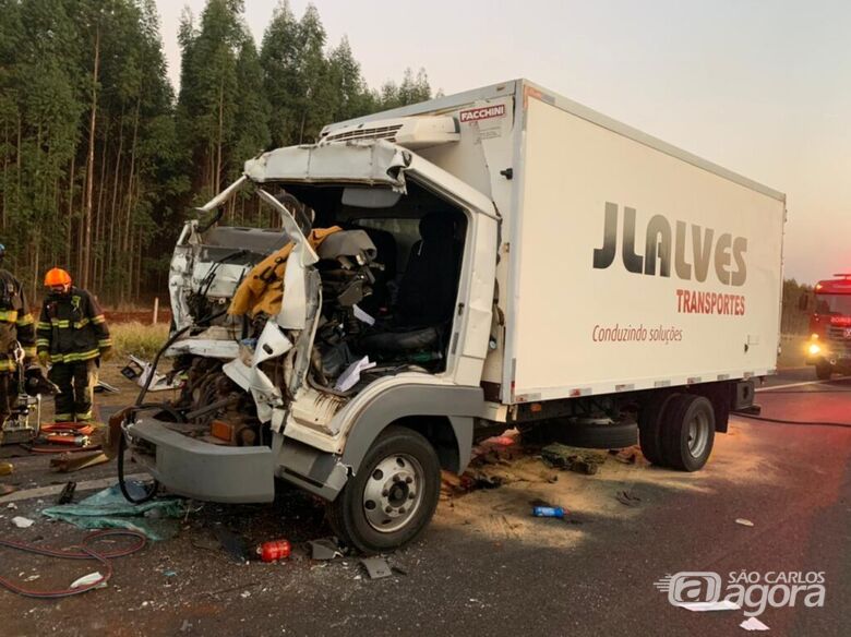 Cabine do caminhão ficou destruída - Crédito: X-Tudo Ribeirão
