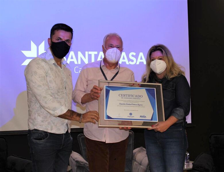 O Provedor Antônio Morillas Jr. entrega Certificado de Agradecimento à Deputada Estadual Patrícia Bezerra, ao lado do vereador Rodson Magno - Crédito: Assessoria Santa Casa