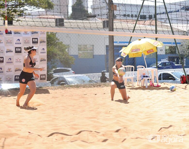 A dupla são-carlense em ação na etapa de abertura do campeonato de vôlei de areia - Crédito: Zé Sérgio