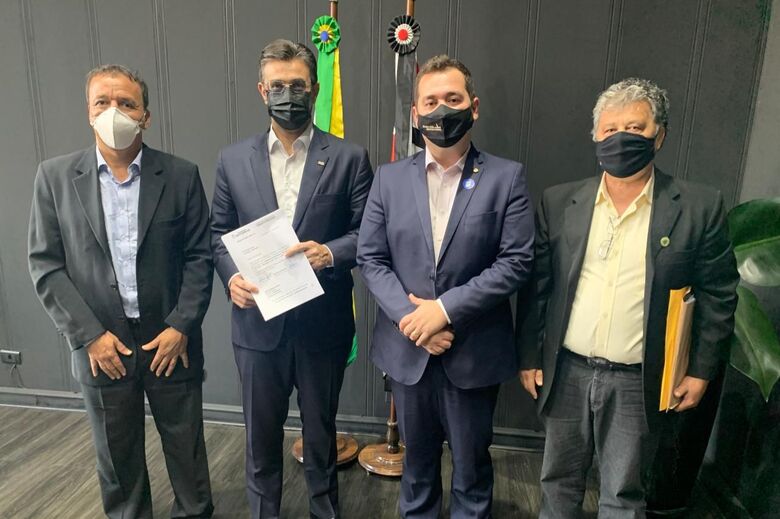 Ferraz e Muller durante encontro em São Carlos: busca de recursos para combate à enchente na cidade - Crédito: Divulgação