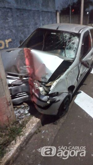 Carro colidiu no poste após acidente com a moto - Crédito: Arquivo/São Carlos Agora