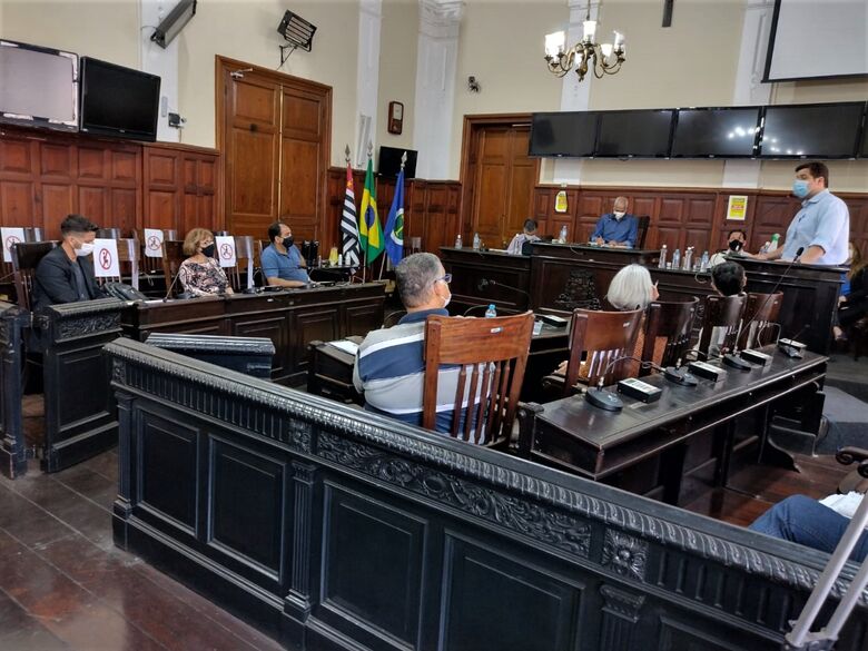 O gerente médico da Santa Casa, Roberto Muniz Junior, em reunião da Comissão de Saúde nesta segunda-feira (23) - Crédito: Assessoria Santa Casa
