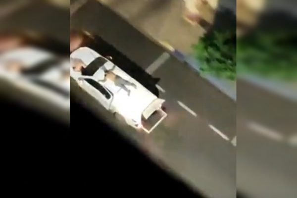 Reféns foram colocados sobre tetos de carros - Crédito: reprodução