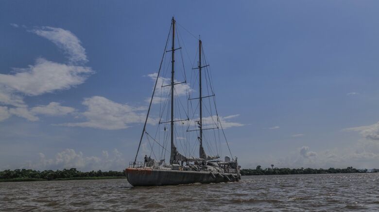 Veleiro em sua chegada ao Brasil, na pluma do Amazonas - Crédito: Julie Nedelec Andrade - Fund. Tara Ocean