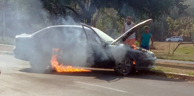 Carro pega fogo na região do shopping Iguatemi - Crédito: Whatsapp SCA - 99963-6036