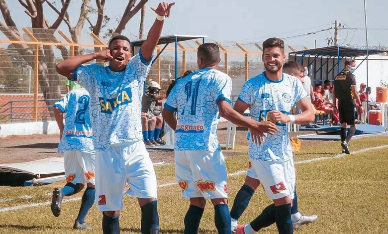 Jogadores comemoram um dos gols da Águia na Série B: time quer mais três pontos contra a Itapirense - Crédito: Brendow Felipe/São Carlos FC