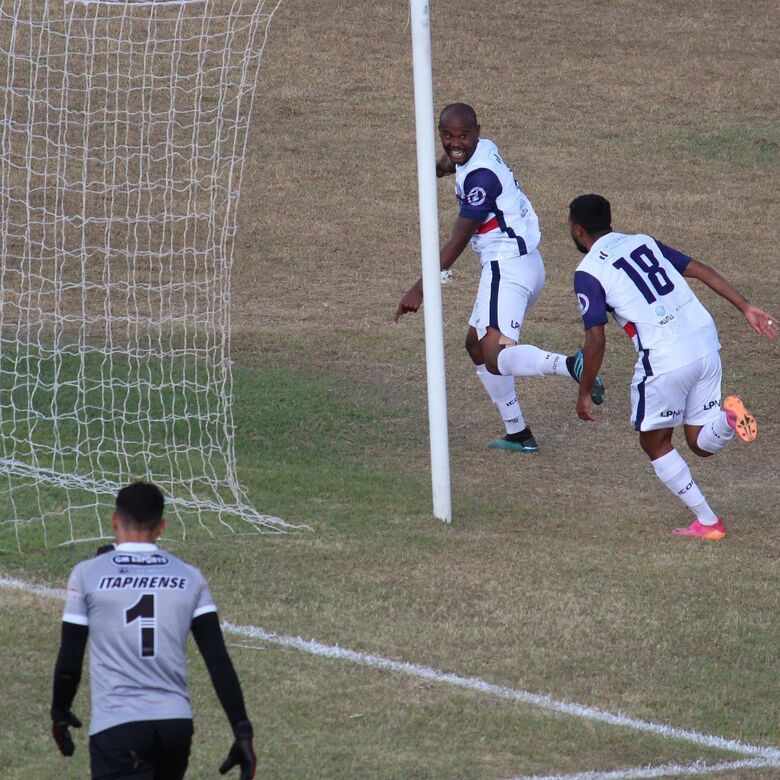 No Luisão, Wallace comemora o gol que deu a primeira vitória ao time na Série B - Crédito: Divulgação