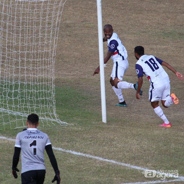No Luisão, Wallace comemora o gol que deu a primeira vitória ao time na Série B - Crédito: Divulgação