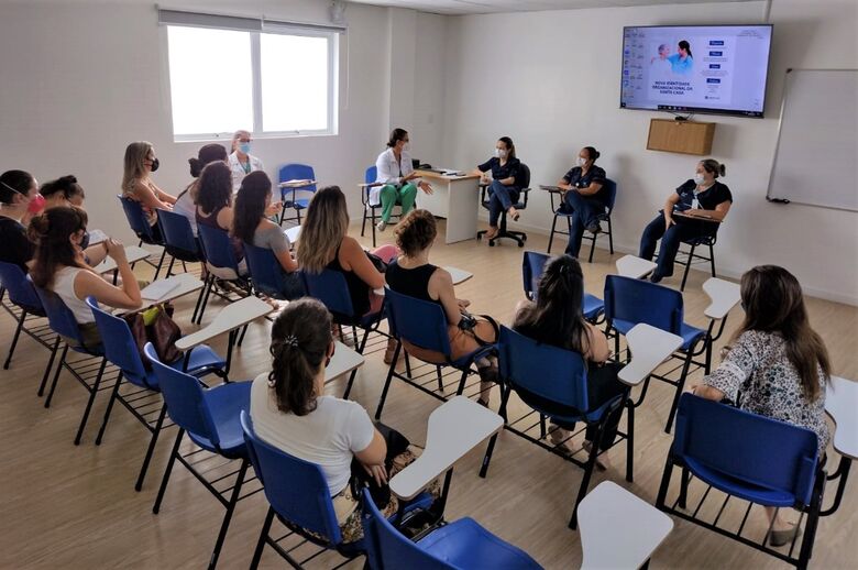 Coordenação em encontro com doulas para retomada as atividades da Maternidade Francisca Cintra Silva - Crédito: Assessoria Santa Casa