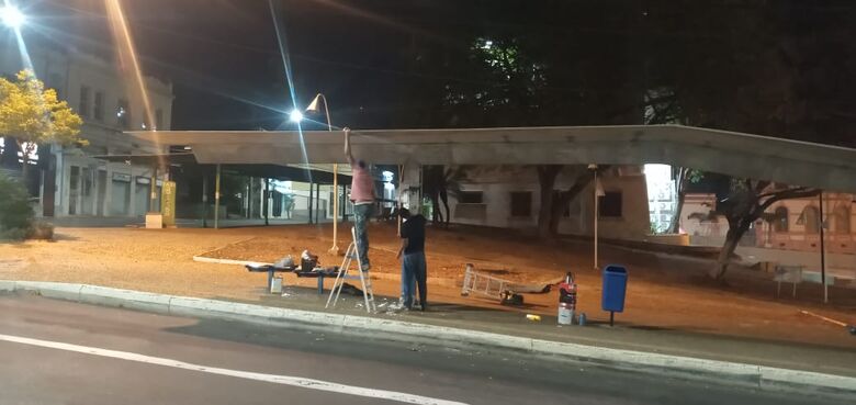 Ponto de ônibus sendo reformado - Crédito: divulgação
