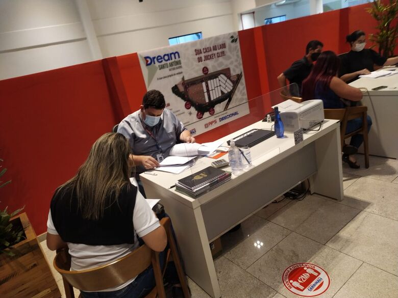 Compradores das casas do Jockey assinam contrato - Crédito: divulgação