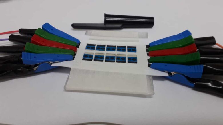 Dispositivo em teste no laboratório, analisando 20 amostras - Crédito: Divulgação