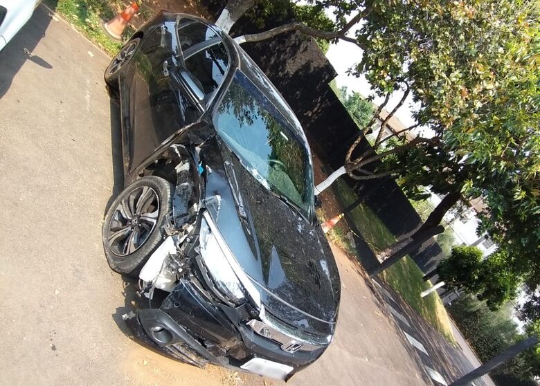 Após acidente na SP-215, motorista abandona carro - Crédito: SCA