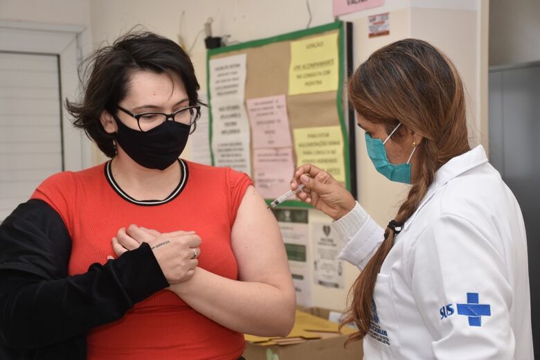 Mulher recebe vacina contra a Covid em São Carlos - Crédito: Divulgação