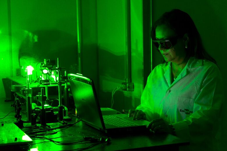 Pesquisadora Débora Milori, trabalhando com laser no laboratório de Agro-Fotônica da Embrapa Instrumentação - Crédito: Flávio Ubialli