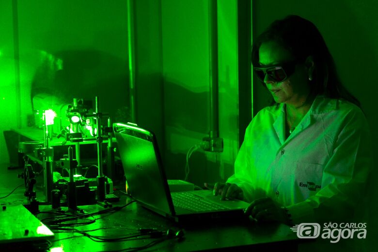 Pesquisadora Débora Milori, trabalhando com laser no laboratório de Agro-Fotônica da Embrapa Instrumentação - Crédito: Flávio Ubialli
