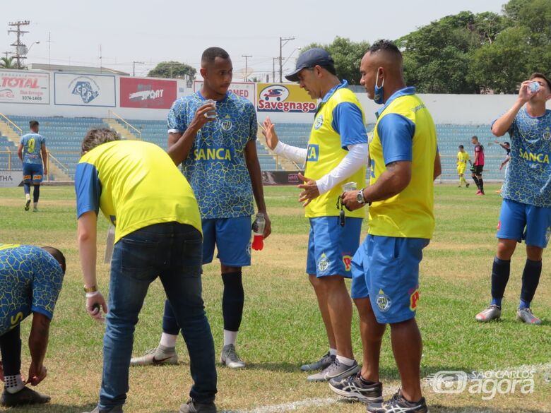 João Batista orienta seus jogadores: foco na vitória em Limeira - Crédito: Brendow Felipe/São Carlos FC