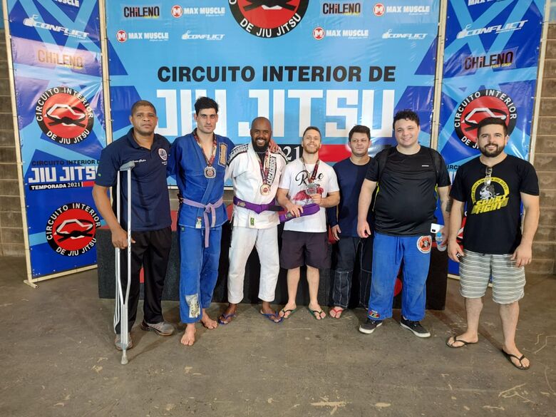Equipe são-carlense brilhou no Circuito Interior de Jiu-Jitsu - Crédito: Divulgação