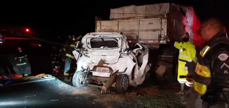 Veículo foi prensado por dois caminhões: incêndio em mata causou o acidente - Crédito: Colaborador SCA