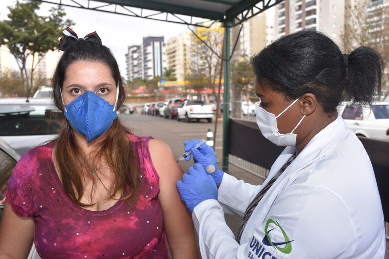 Mulher é vacinada contra a Covid-19 em São Carlos - Crédito: divulgação