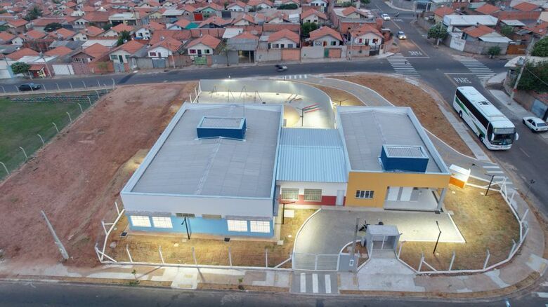 Pacaembu construtora entrega chaves de escola à prefeitura de São Carlos - Crédito: divulgação