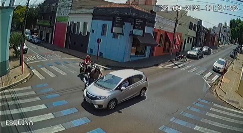Câmera de segurança flagra colisão no Centro - Crédito: reprodução