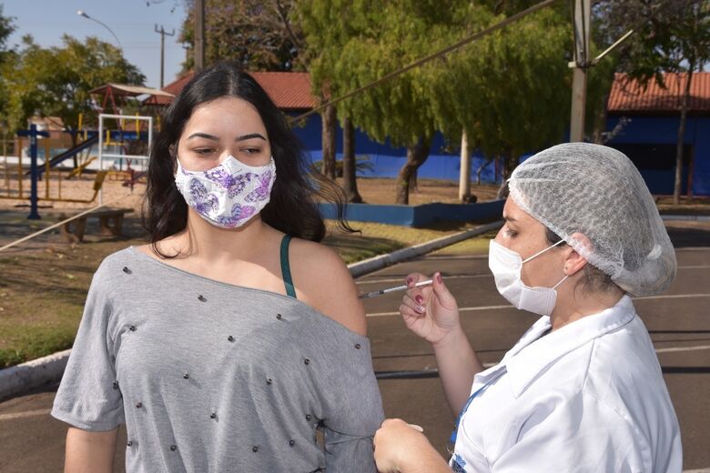 Jovem recebe vacina contra Covid-19 em São Carlos - Crédito: Divulgação