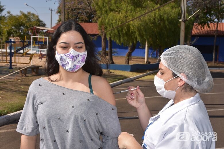 Jovem recebe vacina contra Covid-19 em São Carlos - Crédito: Divulgação