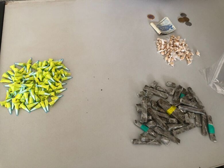 Jovem é flagrado com drogas no Jardim Cruzado em Ibaté - Crédito: divulgação/PM