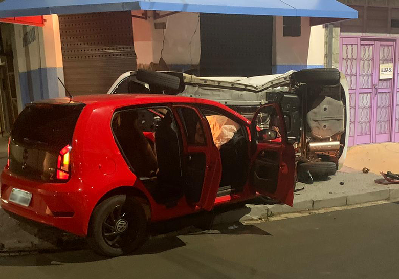 Dois carros se envolvem em colisão na Vila Nery - Crédito: Colaborador SCA
