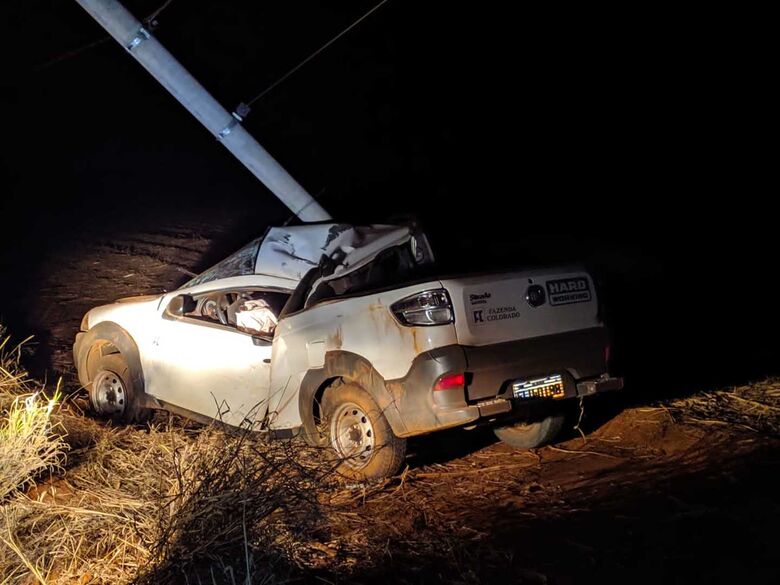 Carro bate em poste na estrada que liga Santa Eudoxia a Água Vermelha - Crédito: Maycon Maximino