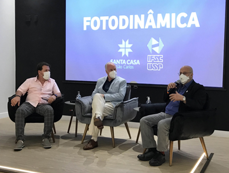 Prof. Dr. Vanderlei Salvador Bagnato( Diretor do IFSC – USP e Coordenador do CEPOF – IFSC – USP) explica aos presentes na inauguração da nova Unidade de Terapia Fotodinâmica (UTF)os benefícios e as novas tecnologias que a USP agregará aos tratamentos e pe - Crédito: divulgação