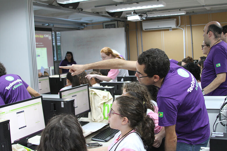 TechSchool estimula meninas a desenvolverem aplicativos que podem ajudar a solucionar problemas sociais - Crédito: Denise Casatti