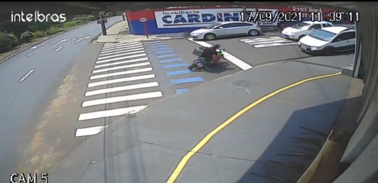 Câmera de segurança registra acidente com motoboy na região da USP - Crédito: reprodução