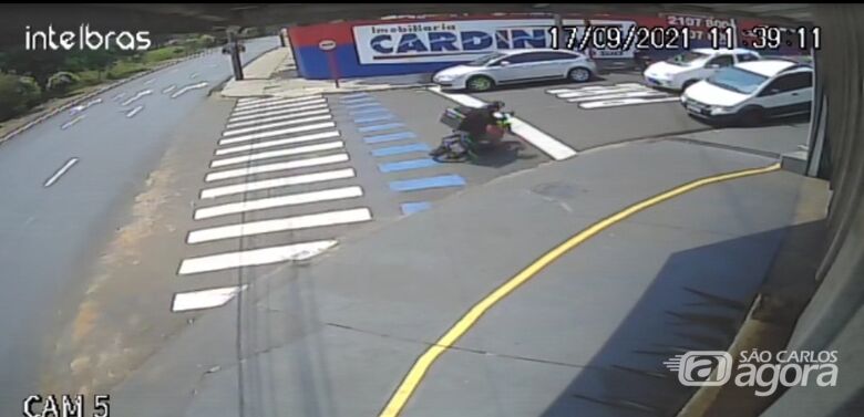 Câmera de segurança registra acidente com motoboy na região da USP - Crédito: reprodução