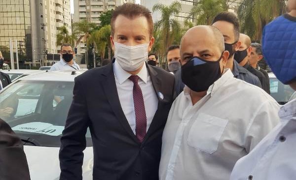 Russomanno com o assessor do vereador Malabim: Emenda do deputado destina veículo para Procon de São Carlos - Crédito: Divulgação