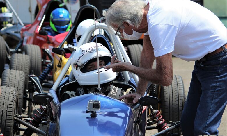 O piloto Gérson Zarpelão recebe instruções de Wilson Fittipaldi Júnior e vence as duas provas na 4ª etapa da Copa ECPA/FPromo Racing, em Piracicaba - Crédito: Fernando Santos/Divulgação FVee